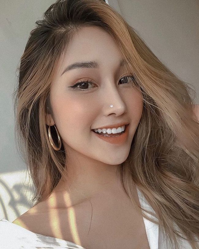 Trên trang cá nhân, cô nàng thoải mái chia sẻ những bức ảnh gợi cảm và quyến rũ.