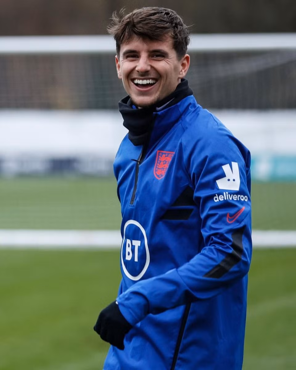 Trong khi đó, The Mirror gọi Mount là chân sút trẻ điển trai nhất của đội tuyển Anh.