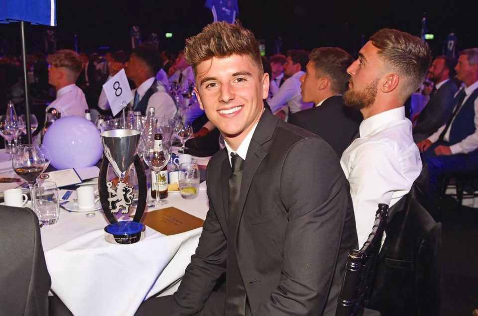 Trên mạng xã hội, Mount đang có gần 3 triệu người theo dõi, anh thường xuyên cập nhật hình ảnh đời thường cũng như trên sân cỏ. Lượng follow tăng nhanh chóng khi anh chàng cùng dàn cầu thủ Gen Z của tuyển Anh liên tục gây ấn tượng tại Euro 2020.