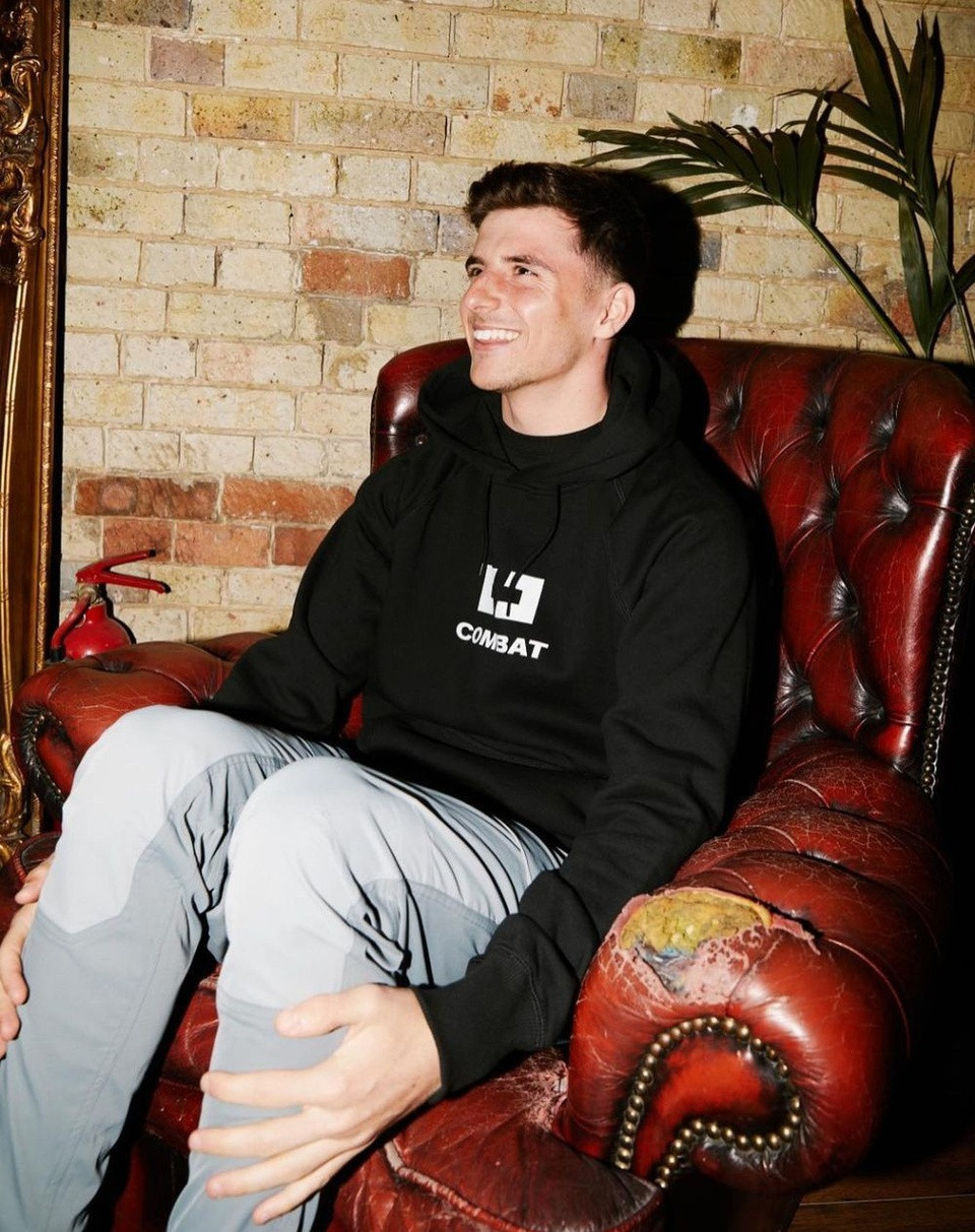 Giống như nhiều cầu thủ bóng đá khác, Mount cũng có sở thích sưu tầm giày thể thao và sở hữu bộ sưu tập gần trăm đôi giày.