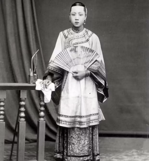 Gia toc dai than trieu Thanh Ly Hong Chuong: Hau the giau su-Hinh-3