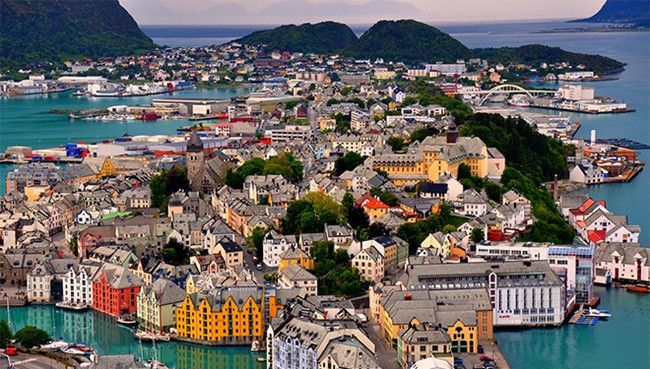 Mới đây, bác sĩ Preben Aavitsland, Trưởng khoa Phòng chống lây nhiễm tại Viện Y tế Công cộng Na Uy đã viết trên mạng xã hội: "Đại dịch đã qua rồi". Đây là kết quả dựa trên biểu đồ cho thấy mức nhập viện thấp nhất kể từ mùa hè năm 2020. Na Uy là đất nước ở Bắc Âu với đời sống người dân giàu có bậc nhất thế giới.