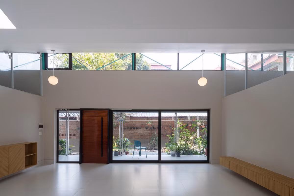 Các kiến trúc sư sử dụng kính trong để làm cửa chính và lắp trên các ô thoáng để ánh sáng tràn được vào mọi ngóc ngách trong nhà.