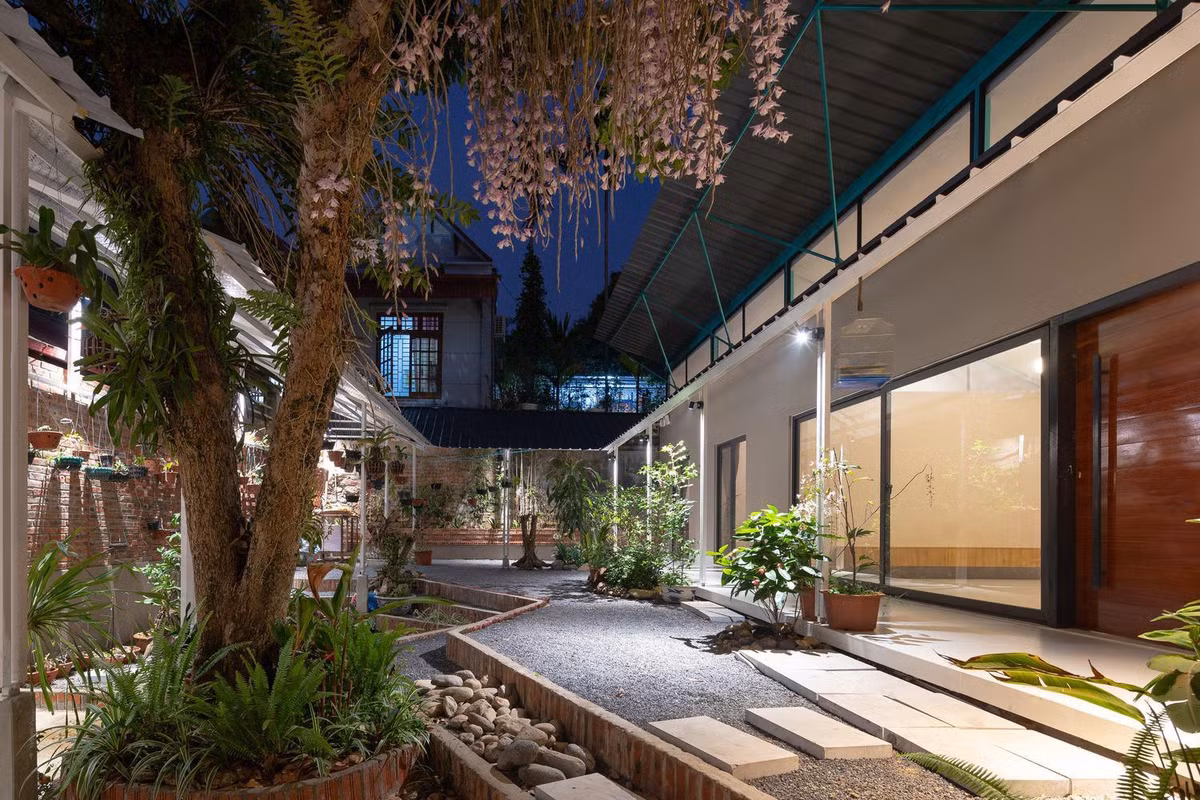 Công trình được lấy cảm hứng từ ngôi nhà cấp 4 có 3 gian truyền thống của Việt Nam với mái hiên trước.