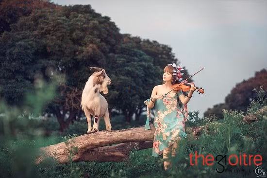 Linh Cảnh có niềm đam mê với đọc sách. Cô nàng có thể “giam mình” đọc sách cả ngày mà không cảm thấy mệt mỏi. Ngoài ra, 9X còn có sở thích với chơi đàn, chụp ảnh.