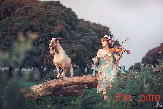 “Luôn theo đuổi lối sống hết mình” là phương châm sống của cô nàng. “Sống là không chờ đợi, vì vậy, hãy cố gắng làm những gì mình thích và đam mê. Với mình, sống có mục đích vậy mới là cuộc sống ý nghĩa”, cô nàng biểu lộ.