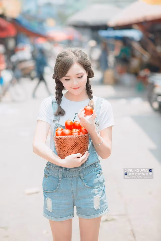 Bộ ảnh hot girl bán cà chua chỉ là một trong số những bộ ảnh của Thu Hương tạo được tiếng vang. Ảnh: Chau Nguyen Jr.
