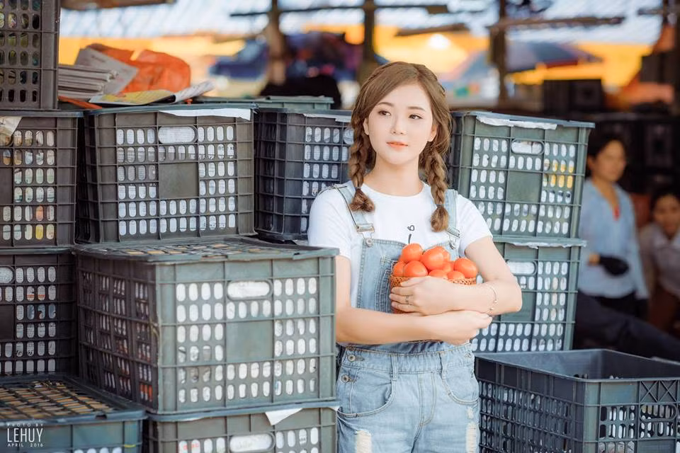 Gương mặt xinh xắn, nước da trắng hồng là điểm nổi bật ở cô nàng hot girl bán cà chua mới được dân mạng khám phá. Không quá xuất sắc về ngoại hình nhưng nét trong sáng, ngây thơ của cô gái là điểm cộng tuyệt vời giúp cô ghi điểm trong mắt người hâm mộ. Ảnh: Chau Nguyen Jr.