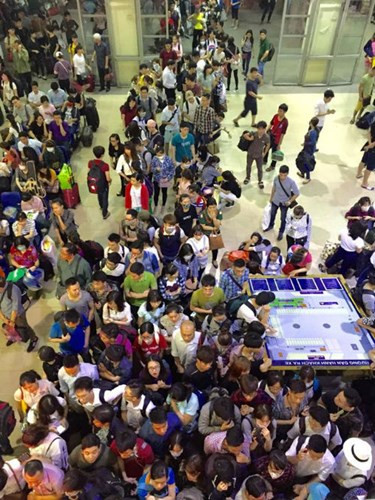 Các phòng bán vé xe chất cứng người, ai cũng muốn chen lên trước để giành giật dẫn đến một cảnh tượng hỗn loạn. Người đông, lại không xếp hàng, kiên nhẫn nên tình trạng chen lấn, căng thẳng ở bến xe diễn ra là điều dễ hiểu. Ảnh: Hồng Liên.