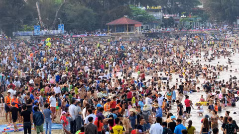 Lượng khách đổ về các khu du lịch, địa danh nổi tiếng trên khắp cả nước năm nay dường như tăng đột biến. Trên mạng xã hội, trong 4 ngày nghỉ lễ, dân tình liên tục chia sẻ những bức ảnh chụp biển người ở các bãi biển như Sầm Sơn, Đồ Sơn, Quất Lâm... người người "tranh nhau tắm", giành nhau từng mảnh cát để làm chỗ nghỉ chân.