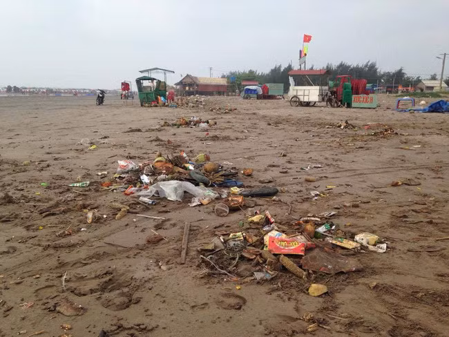 Túi nilon, vỏ đồ hộp, đồ ăn thừa... ngập tràn trên bãi biển. Hầu hết những vị khách đến tắm biển đều chỉ lo việc tận hưởng của bản thân, không mấy ai quan tâm đến việc bảo vệ môi trường, giữ gìn cảnh quan chung... nên cảnh tượng như trên xảy ra là điều hoàn toàn dễ hiểu.