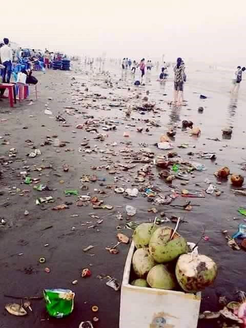 Fanpage Tony Buổi Sáng chia sẻ loạt ảnh chụp ở bãi biển Cồn Vành, Thái Bình khiến người xem, dư luận vô cùng nhức nhối. Chen chân ra bãi biển vui chơi, người dân để lại cả một... biển rác. Những hình ảnh như thế này khiến cộng đồng phải suy ngẫm rất lâu về ý thức của người dân Việt Nam nói chung cũng như cách quản lý các địa điểm du lịch.