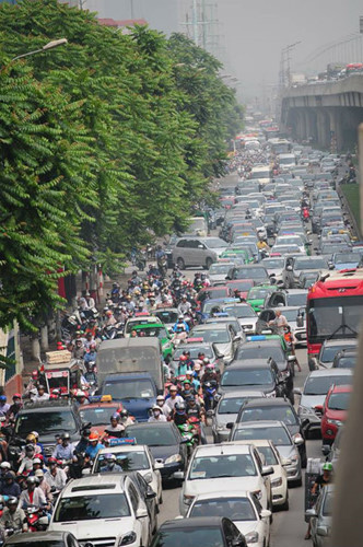 Kỳ nghỉ lễ 30/4 năm nay kéo dài 4 ngày đối với công nhân viên chức, vì vậy, dễ hiểu vì sao nhiều người thi nhau sắp xếp thời gian rời Hà Nội những ngày này để "đổi gió". Chiều 29/4, cảnh tượng nhiều tuyến đường Hà Nội dẫn ra ngoại thành chật cứng, xe cộ nhích từng mét khiến bất kỳ ai nhìn thấy cũng phải lắc đầu ngao ngán.