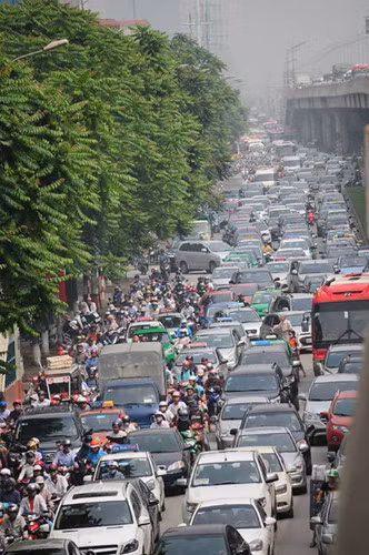Kỳ nghỉ lễ 30/4 năm nay kéo dài 4 ngày đối với công nhân viên chức, vì vậy, dễ hiểu vì sao nhiều người thi nhau sắp xếp thời gian rời Hà Nội những ngày này để "đổi gió". Chiều 29/4, cảnh tượng nhiều tuyến đường Hà Nội dẫn ra ngoại thành chật cứng, xe cộ nhích từng mét khiến bất kỳ ai nhìn thấy cũng phải lắc đầu ngao ngán.