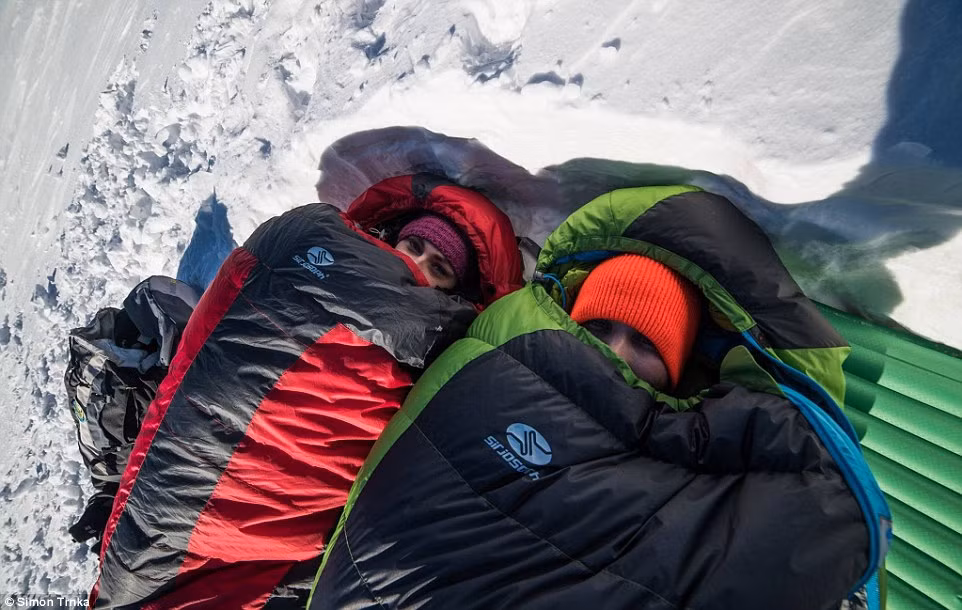 Hàng tuần, đôi uyên ương thường cùng nhau leo núi, sau đó ngủ lại dưới muôn vì tinh tú. Những bức ảnh chia sẻ khoảnh khắc đẹp tới ngộp thở này luôn khiến các fan online của Trnka phải ghen tị.