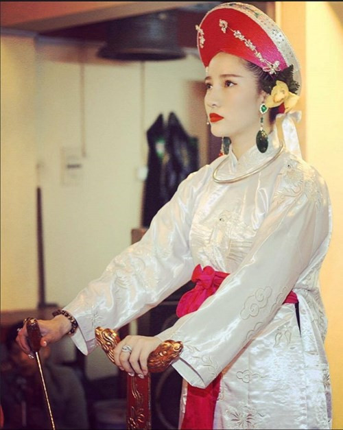 Hiện nay số lượng các hầu đồng trẻ ngày càng nhiều, điều này cũng không khiến nhiều người đặt dấu hỏi và ngờ vực cho công việc này.Khi được đề cập đến vấn đề này, Hạnh cũng thẳng thắn bày tỏ quan điểm của mình: “Mình luôn quan niệm đây là công việc linh thiêng càng không phải là công việc để kiếm tiền… và đã theo là theo cả đời chứ không phải lúc rảnh rỗi mới làm. Để được coi là một linh đồng thì trước hết phải thành tâm và nhất tâm vào công việc tâm linh này. Mình cũng phê phán những trường hợp các bạn trẻ ngày nay xem đây là công việc nhằm trục lợi cho bản thân, những suy nghĩ và việc làm này thật sự làm mất đi sự linh thiêng và không xứng khi được mệnh danh là “con nhà Ngài”.