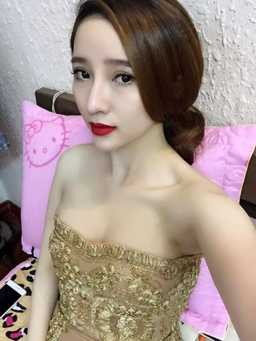 Thoát bỏ hình ảnh cô đồng, Hạnh Nguyễn vô cùng cuốn hút với trang phục đời thường.