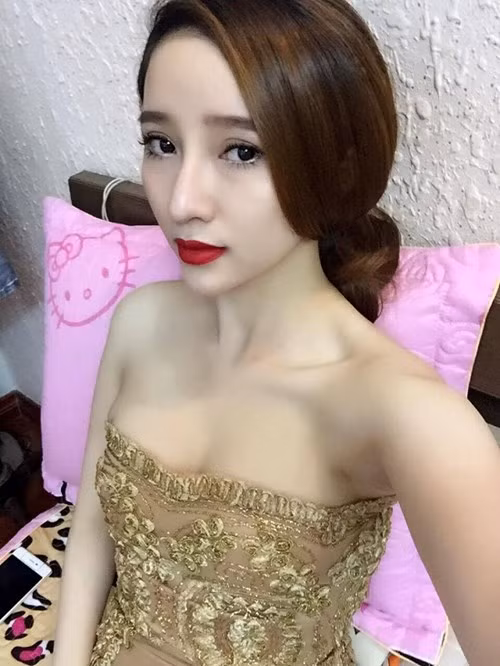 Thoát bỏ hình ảnh cô đồng, Hạnh Nguyễn vô cùng cuốn hút với trang phục đời thường.