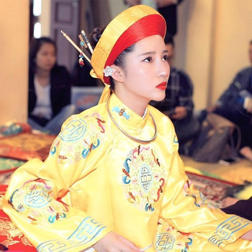 “Mình vốn là người khá tín, rất hay đi lễ nhưng cũng là thành tâm thôi chứ không phải là người hiểu biết nhiều về lễ bái. Rồi gần đây thì mình nằm mơ liên tục và cũng được nhiều người sang tai thế là mình quyết định ra luôn để hầu Thánh! Mình nghĩ nếu đã được bề trên mách bảo thì đó không còn là cái duyên mà là bổn phận của mình rồi!”, Hạnh Nguyễn chia sẻ về cơ duyên đến với công việc “bắc ghế ra hầu giá”.