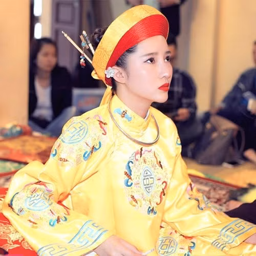 “Mình vốn là người khá tín, rất hay đi lễ nhưng cũng là thành tâm thôi chứ không phải là người hiểu biết nhiều về lễ bái. Rồi gần đây thì mình nằm mơ liên tục và cũng được nhiều người sang tai thế là mình quyết định ra luôn để hầu Thánh! Mình nghĩ nếu đã được bề trên mách bảo thì đó không còn là cái duyên mà là bổn phận của mình rồi!”, Hạnh Nguyễn chia sẻ về cơ duyên đến với công việc “bắc ghế ra hầu giá”.