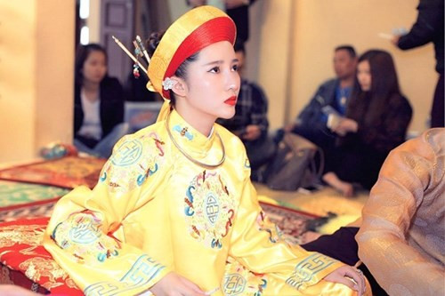 Nhìn vào vẻ ngoài, ít ai nghĩ cô đồng này đã là bà mẹ của 2 nhóc tì dễ thương.