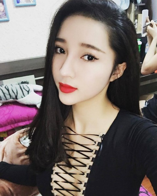 Nhờ hậu phương vững chắc- người bạn đời, mà Hạnh đã vượt qua tất cả mọi khó khăn ban đầu để cân bằng cuộc sống và công việc kinh doanh cũng như công việc hầu đồng.