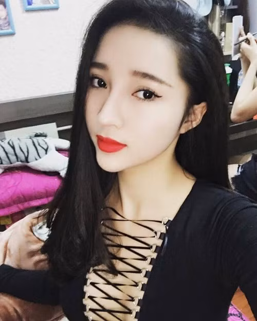 Nhờ hậu phương vững chắc- người bạn đời, mà Hạnh đã vượt qua tất cả mọi khó khăn ban đầu để cân bằng cuộc sống và công việc kinh doanh cũng như công việc hầu đồng.