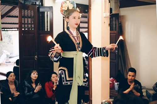 Có thâm niên trong lĩnh vực kinh doanh gần 10 năm, vì vậy, Hạnh có lượng khách khá nhiều và thu nhập của cô nàng cũng khá rủng rỉnh. Từ khi quyết định đi theo con đường hầu đồng, Hạnh đã phải chấp nhận đánh đổi cả thời gian lẫn tiền bạc cho công việc này. Thời gian ban đầu do áp lực công việc kinh doanh, chăm sóc cho 2 đứa con, cùng với đó là những chuyến đi hầu đồng xa nên đôi lúc Hạnh cảm giác mệt mỏi. Song, với niềm tin tuyệt đối vào công việc tâm linh mình đang theo đuổi cô nàng chưa bao giờ than phiền thay vào đó là mạnh mẽ và bản lĩnh để vượt qua những thử thách.