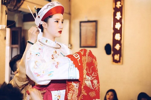 Cô đồng 9X Hạnh Nguyễn được trời phú cho gương mặt thanh thoát nhưng đầy sắc sảo.