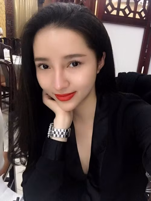 Ngoài hầu đồng, Hạnh Nguyễn còn khá “mát tay” trong lĩnh vực kinh doanh và được nhiều người biết đến. Hiện, trang cá nhân của cô đồng trẻ có trên 50 nghìn lượt theo dõi. “Vì bản thân xem đây là việc làm vô cùng nghiêm túc nên có nhiều hôm phải đến các địa điểm xa, dù rất mệt nhưng mình vẫn cố dậy sớm để chuẩn bị mọi thứ chu đáo. Cũng có khi nhiều lần bận đi lễ thì mình cũng có mất một ít khách hàng nhưng điều đó chẳng làm mình bận tâm hay suy nghĩ gì nhiều. Sau mỗi buổi hầu giá thì cảm giác lòng nhẹ nhõm hơn và thoải mái hơn nên chịu thiệt tí cũng đáng”, cô đồng trẻ chia sẻ.