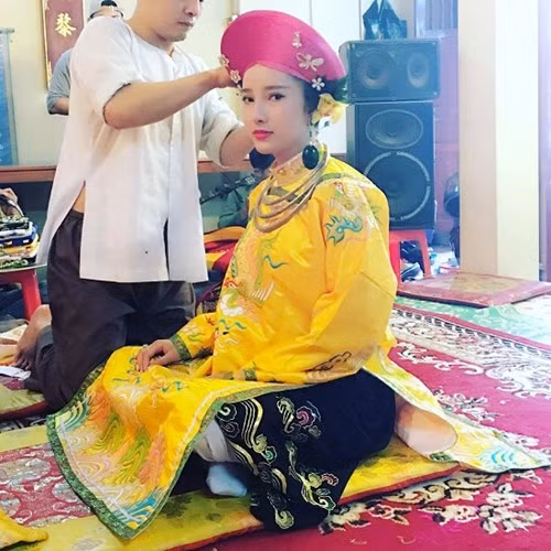 Me man truoc dung nhan sac sao co dong 9X Ha thanh