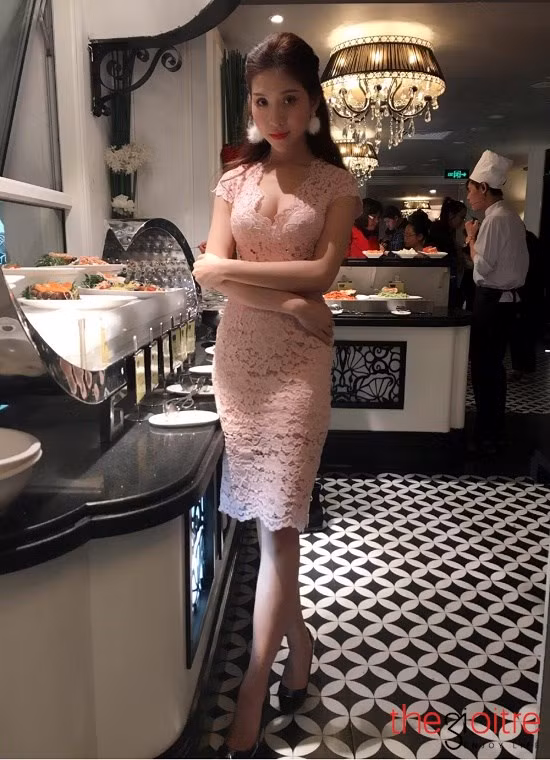 Ít ai biết đằng sau vẻ “tiểu thư” của Hà Quy lại là hình ảnh của một cô nàng khá đảm đang, thạo các công việc bếp núc. Cô giáo mầm non 9X thường nấu các món ăn ngon để đãi cả nhà vào dịp cuối tuần, đặc biệt là các món bánh ngọt của cô nàng được mọi người trong nhà rất thích.