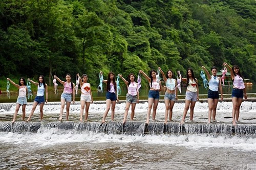 Trên thực tế, hành động ném áo lót của nữ sinh có lẽ chỉ là lời ngụ ý gửi đến các bạn gái rằng hãy dành thời gian cho bộ ngực của mình được "thở".