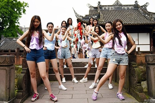 Không chỉ có các nữ sinh xinh đẹp mà một số bạn nam cũng mạnh dạn mặc áo yếm đứng hàng cuối và cùng hỗ trợ các bạn nữ.