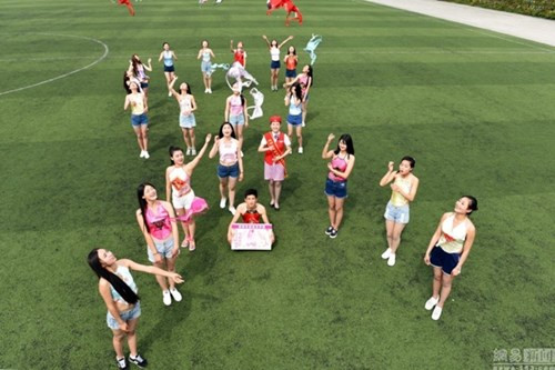 Khi các hình ảnh về dàn nữ sinh Trung Quốc này được đăng tải và nhận được hơn 55.000 bình luận, các cô gái đã vấp phải không ít những lời chỉ trích của cộng đồng mạng cho rằng họ chỉ cố tình gây sự chú ý và rằng đây là một hành động hết sức phản cảm, vi phạm thuần phong mỹ tục truyền thống của dân tộc.