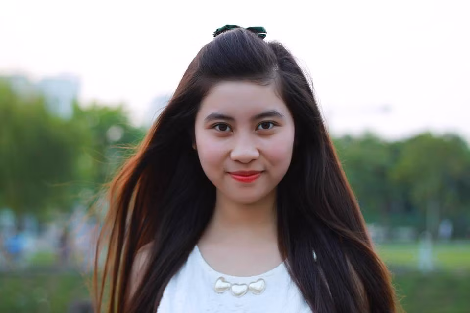 Đam mê và yêu nghề, điều đó giúp cô nàng gặt hái được nhiều thành công. Loan từng đoạt giải thí sinh được yêu thích nhất và giải 3 trong cuộc thi Speak Up 2015, nhận học bổng sinh viên tài năng của Ngân hàng Liên Việt Postbank.