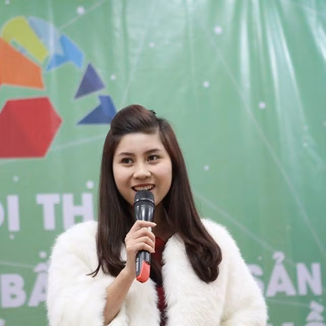 Loan chia sẻ: “Mình có đam mê với lĩnh vực truyền hình, đặc biệt trên vai trò là 1 MC. Dưới sự hướng dẫn của người anh cả Nam Linh và chị Xuân Quỳnh, mình ngày càng trưởng thành hơn. Cho đến bây giờ, khi nhìn lại chặng đường đã qua mình luôn trân trọng và không ngừng cố gắng”.