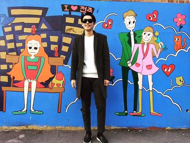 Trang phục thường ngày của thầy Kim Wonsuk rất phong cách và thời trang.