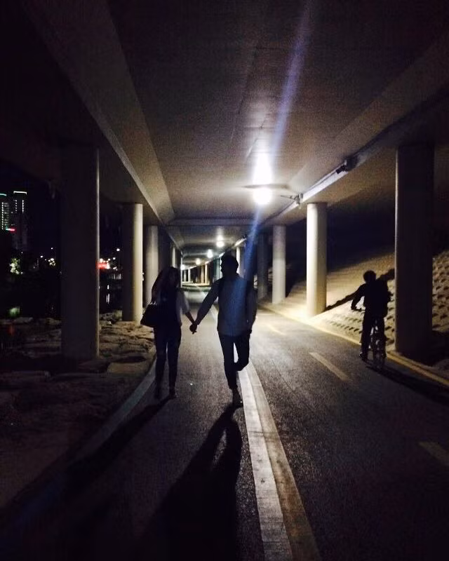 Tuy nhiên, sẽ không ít bạn nữ phải ôm lòng tiếc hùi hụi khi lỡ vào Instagram của chàng trai Hàn Quốc mà "đào mộ". Bông hoa đẹp hoàn hảo đó đã có chủ, thầy Kim Wonsuk đã có bạn gái và cô gái đó cũng vô cùng xinh đẹp.