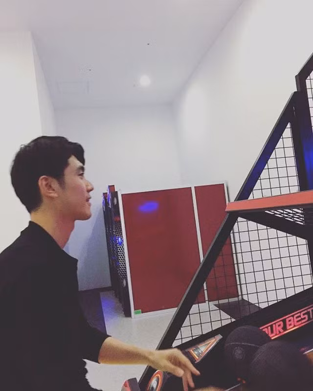 Ngay khi các bức hình được chia sẻ, dân mạng đã tìm hiểu được khá nhiều thông tin thú vị về thầy giáo Hàn Quốc đẹp trai . Người được nhắc đến trong bức ảnh có tên là Kim Wonsuk, hiện đang là sinh viên khoa hàng không trường ĐH Hanseo. Sự xuất hiện bất ngờ tại Việt Nam là do chàng trai được cử về giao lưu tại THPT Đa Phúc, Hà Nội.