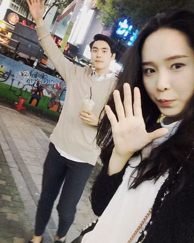 Thường xuyên chụp ảnh và xuất hiện cùng nhau. Họ rất đẹp đôi về cả nhan sắc và học thức.