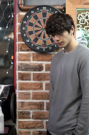 Đẹp trai và luôn tỏa sáng ở bất cứ góc ảnh nào. Một bạn trẻ phấn kích bình luận.