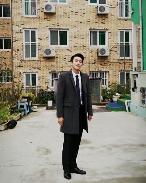 "Thầy giáo" chỉ là cách gọi của dân mạng Việt trong bối cảnh Kim Wonsuk xuất hiện tại trường học. Không quá khó để có thể thử thách dân mạng, chỉ bằng một vài thao tác đơn giản, các fan nữ có thể tìm ra trang Facebook và Instagram của "thầy giáo" Kim Wonsuk.