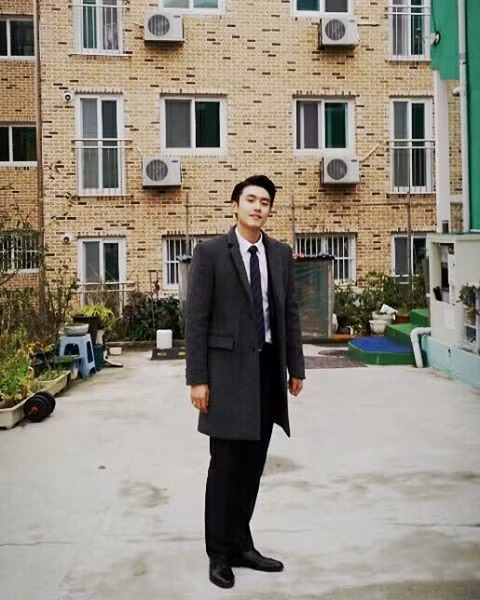 "Thầy giáo" chỉ là cách gọi của dân mạng Việt trong bối cảnh Kim Wonsuk xuất hiện tại trường học. Không quá khó để có thể thử thách dân mạng, chỉ bằng một vài thao tác đơn giản, các fan nữ có thể tìm ra trang Facebook và Instagram của "thầy giáo" Kim Wonsuk.