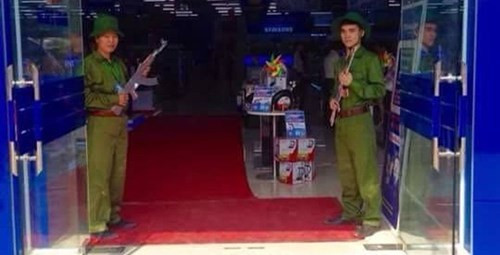 Mới đây, khi vụ việc trên còn chưa lắng xuống đã lại xuất hiện thêm hình ảnh người mẫu mặc quân phục, tay bồng súng đứng ở cửa siêu thị điện máy Trần Anh, trong bối cảnh cả nước đang hướng tới kỷ niệm ngày giải phóng miền Nam, thống nhất đất nước 30/4. Hiện tại phía công ty Trần Anh và những người đại diện vẫn chưa chính thức tiết lộ, xác minh thông tin. Theo tìm hiểu, bức ảnh người mẫu mặc quân phục, ôm súng được chụp tại trước cửa một siêu thị Trần Anh ở Nam Định, nhưng tới giờ điều này cũng như thời gian và mục đích chụp vẫn chưa được xác thực.