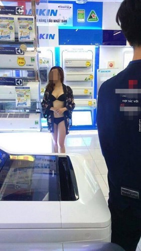 Ngoài đả kích, "ném đá" Trần Anh, cư dân mạng cũng hướng sự quan tâm khá nhiều tới những nhân vật chính - những nữ PG mặc bikini tiếp đón khách ở Trần Anh. Thông qua một đoạn clip ngắn, dân mạng đã nhận ra gương mặt của một nữ PG và dường như ngay lập tức, trang cá nhân của nữ PG này được rất nhiều người "hỏi thăm". "Lỗi tại siêu thị hay lỗi ở PG?" đó là câu hỏi mà nhiều người đặt ra xung quanh vụ việc này và hiển nhiên nó đã khiến chính những cô PG trở thành tâm điểm chú ý.