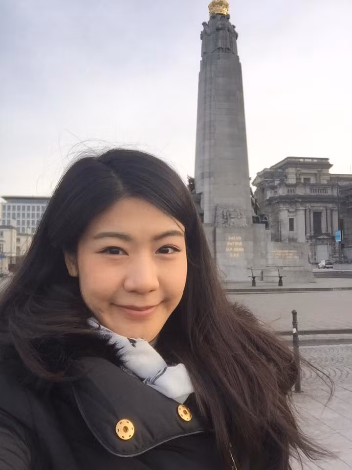 Là một cơ trưởng, việc luôn luôn bận rộn, chịu áp lực lớn là dễ hiểu với Đông Phương. Tuy nhiên, dù bận rộn, nữ cơ trưởng xinh đẹp vẫn tranh thủ thời gian chia sẻ về cuộc sống, những thú vui của mình thông qua trang cá nhân, những bức ảnh trên Facebook. Theo dõi Facebook của Đông Phương, rất nhiều dân mạng đã khen ngợi, cho rằng nữ cơ trưởng này có một cuộc sống rất đáng mơ ước.