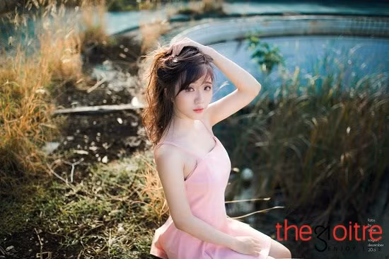 "Ngày ấy mình còn bị bệnh hen xuyễn nên mỗi lần uất ức, buồn mình chỉ biết thu mình một góc ngồi khóc mà khóc thì bị khó thở thậm chí thở không được. Thấy vậy gia đình cho mình đi bác sĩ tâm lí để để giải tỏa hết nổi buồn và những uất ức trong lòng. Sau 9 năm dài đằng đẵng điều trị mình cũng lấy lại được tinh thần và dần bước ra khỏi bóng tối. Từ lần đó mình luôn hứa với bản thân là dù có chuyện gì xảy ra cũng luôn sống lạc quan và mãnh mẽ hơn, không cho phép bản thân gục ngã, càng không cho phép ai có quyền chà đạp hay coi thường mình”, Ý Như nghẹn ngào trải lòng.