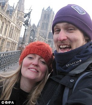 Tuyệt vọng trước cuộc “ chạy đua cùng tử thần” chưa đến 1 tuần này, Kate đã tự làm 1 video chia sẻ câu chuyện của mình, mong nhận được sự giúp đỡ từ cộng đồng. Nghẹn ngào trong nước mắt, cô chia sẻ: "Tôi chắc chắn rằng tất cả các bạn có thể tưởng tượng được cảm giác khi đối mặt với việc mất đi người quan trọng nhất cuộc đời. Xin hãy giúp tôi chống lại những gì chúng tôi đang phải đối mặt. Tôi biết với sự giúp đỡ của bạn, tôi có thể đưa anh ấy tới Mỹ - nơi anh ấy cần được đến. Dù phép màu rất hiềm, nhưng tôi tin chúng vẫn có thể xảy ra”.