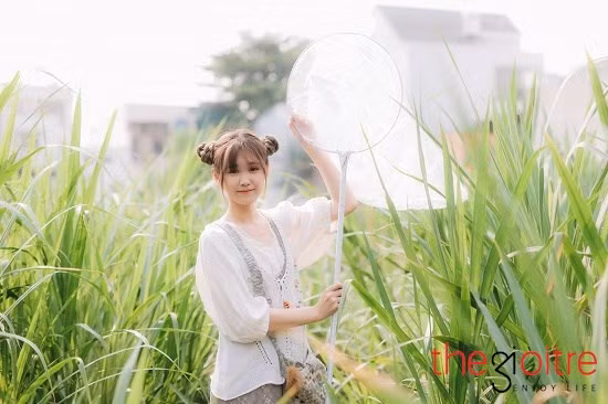 “Mori girl là 1 phong cách mang âm hưởng Nhật-Trung, nó còn khá mới với giới trẻ Việt. Mori nghĩa là tiên cây, nó chủ yếu chụp vui chơi nhẹ nhàng với cây cỏ. Và bản thân mình rất thích style nhẹ nhàng cũng như yêu thiên nhiên nên mình quyết định thực hiện bộ ảnh này. Nhìn hình vậy thôi chứ khi chụp vất vả lắm, lúc chụp khoảng 9,10 giờ nên nắng nóng, mồ hôi nhễ nhãi, lại còn phải chạy loanh quanh trong vườn rau, rồi lại đi còn lén bẻ trộm lá môn, vừa chụp mà vừa sợ bị mắng gần chết luôn ý. Tuy nhiên sau khi nhìn thấy thành phẩm cả ê-kip đều thấy vui và hài lòng, mọi mệt nhọc dường như tan biến”, Cẩm Hương tâm sự.